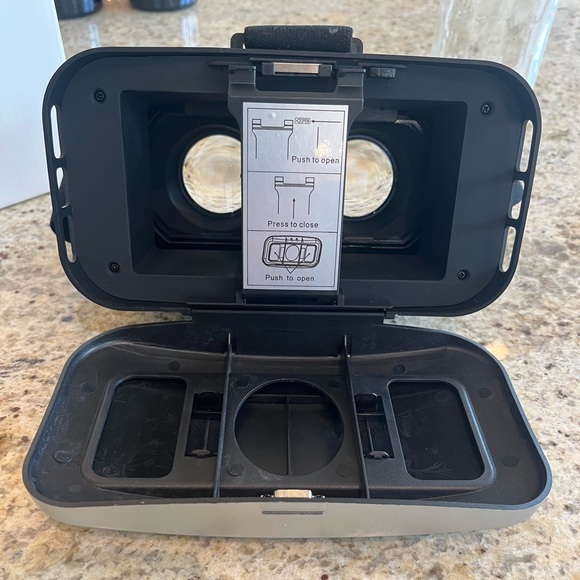 VR Headset - Picture 2 of 4